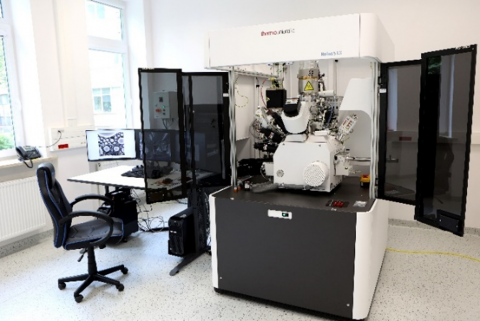 High-resolution FE-SEM Helios 5 UX by ThermoFisher Scientific 